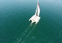 yachting trimaran flerskrogsbåd på hav